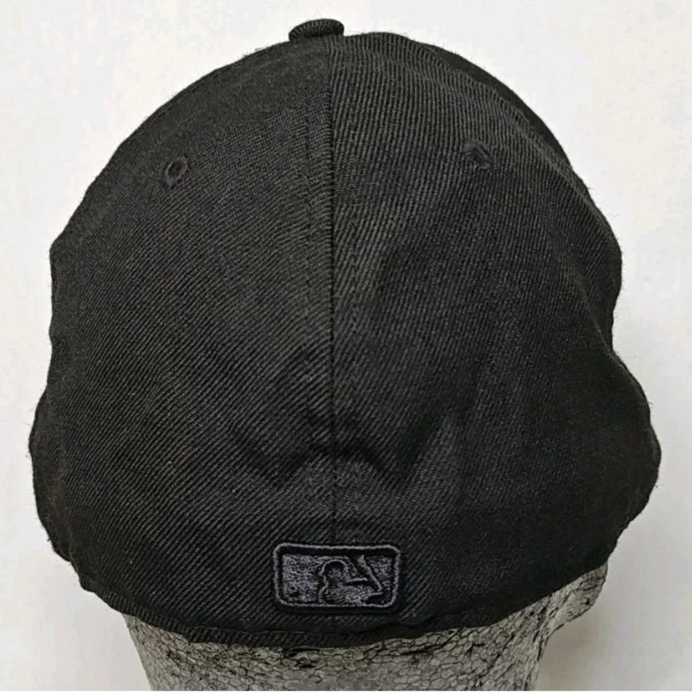 Toronto Blue Jays New Era 59Fifty Fitted Blackout Hat cap Men's 7 1/2‎ Red Leaf